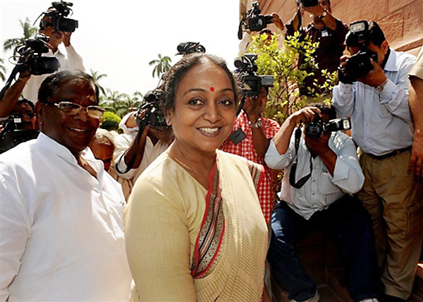 Meira Kumar, az indiai parlament alsóházának első elnöknője megérkezik Új Delhibe 2009. június 3-án
