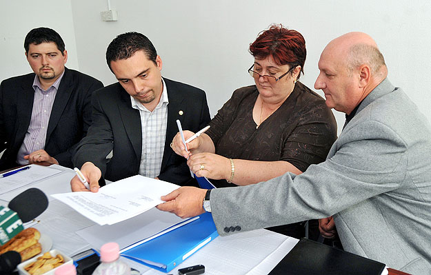 Vona Gábor és Szima Judit írta alá az egyezséget