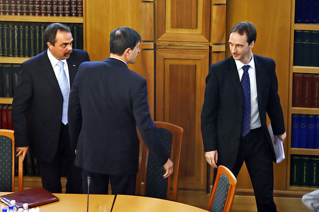 A pénzügyminiszter (jobbra) apránként nyilvánosságra hozza középtávú adóterveit