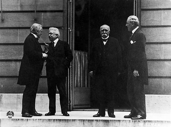 Lloyd George angol, Orlando olasz, Clemenceau francia miniszterelnök és Woodrow Wilson amerikai elnök a kastély előtt