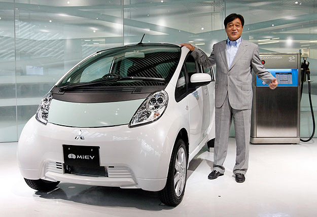 A Mitsubishi elnöke, Oszamu Maszuko mutatja be az i-MiEV elektromos kisautót