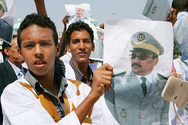 Mohamed Uld Abdul Aziz tábornok támogatóinak felvonulása Mauritánia fővárosában egy 2008. augusztusi felvételen 