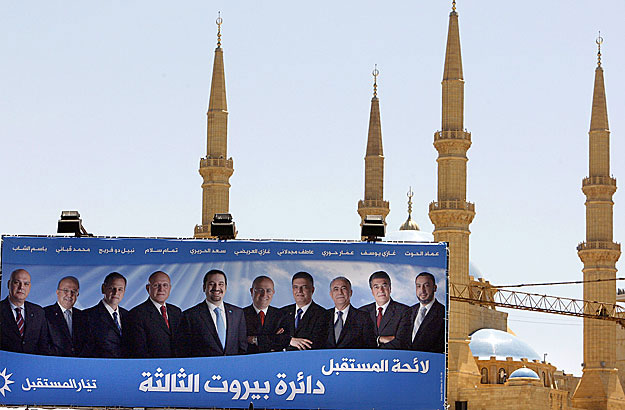 Szaad Hariri és szövetségesei választási plakátja Bejrútban