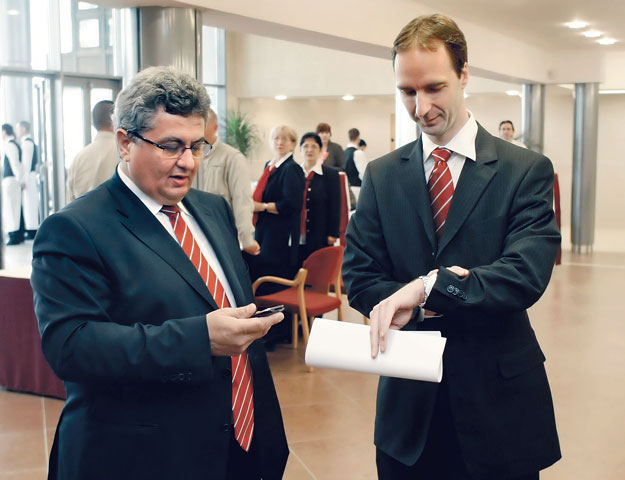 Szikora János, az APEH elnöke és Oszkó Péter az értekezleten - új idők, új feladatok