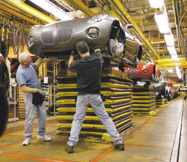 A Pontiac Solstice roadstere a wilmingtoni üzem szerelősorán. Végleg leengedik