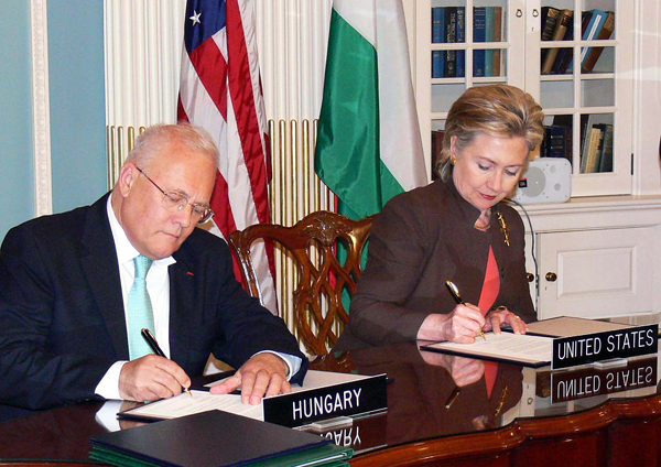 Hillary Clinton  és Balázs Péter aláírta a két ország közötti bűnügyi jogsegélyegyezményt is