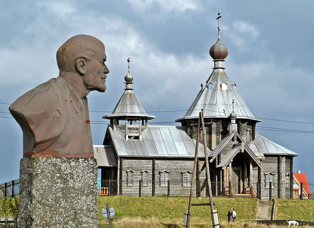 Lenin-szobor ortodox templommal a Kuril-szigeteken