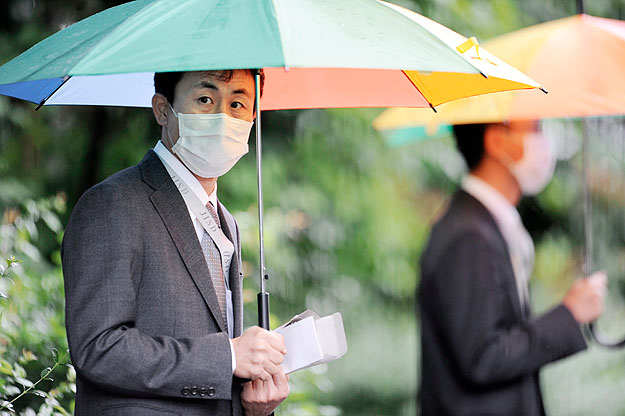 A düsseldorfi japán iskola személyzete egészségügyi maszkot visel a H1N1 vírus elleni elővigyázatosságként 2009. június 11-én