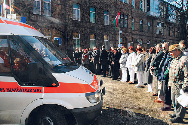2007. február 20-án az Erzsébet kórháznál többtucatnyian tüntettek az elbocsátások, az osztálymegszüntetések ellen