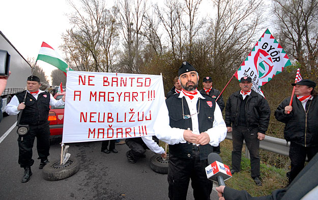Jobbik- és Magyar Gárda-szimpatizánsok tüntetése a vámosszabadi magyar-szlovák átkelőhöz vezető úton