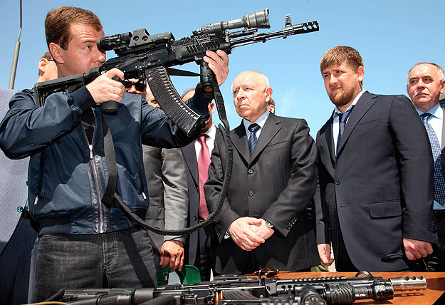 Dmitrij Medvegyev orosz államfő Mukhu Alijev dagesztáni és Ramzan Kadirov csecsenföldi elnökkel
