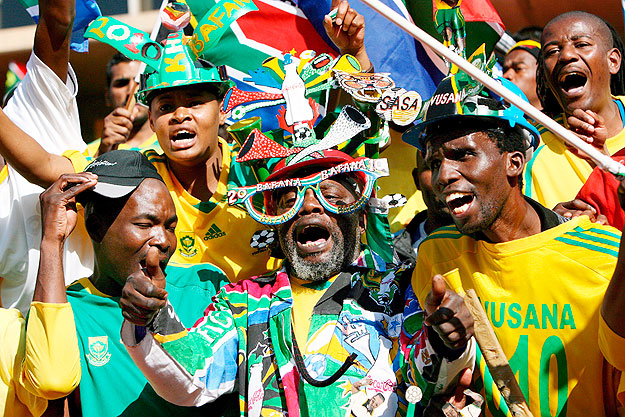 Dél-afrikai szurkolók várják a Dél-Afrikai  Köztársaság - Irak mérkőzés kezdetét