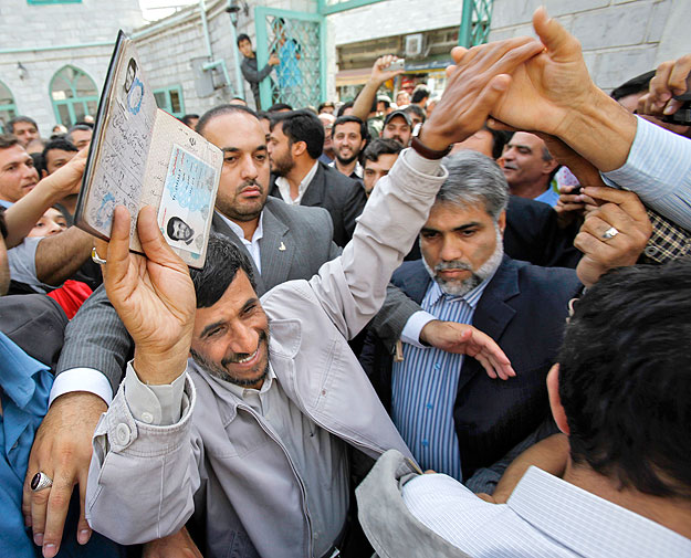 Mahmud Ahmadinezsad útlevelével, szavazás előtt