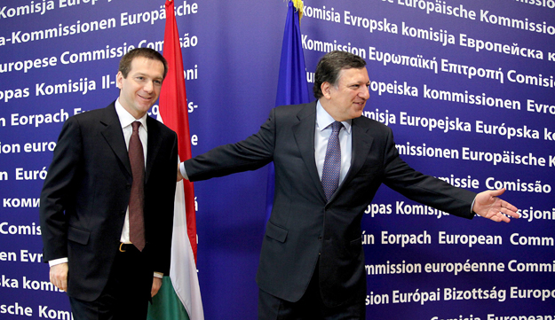 Brüsszel, 2009. április 28.
José Manuel BARROSO, az Európai Bizottság elnöke (j) fogadja BAJNAI Gordon magyar miniszterelnököt az Európai Bizottság brüsszeli székházában 2009. április 28-án. (MTI/EPA/OLIVIER HOSLET)