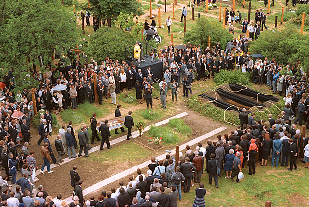Nagy Imre koporsóját kísérik gyászolók és a legfrissebb adatok szerint több tucat besúgó a 301-es parcellában a mártír miniszterelnök 1989-es újratemetésén