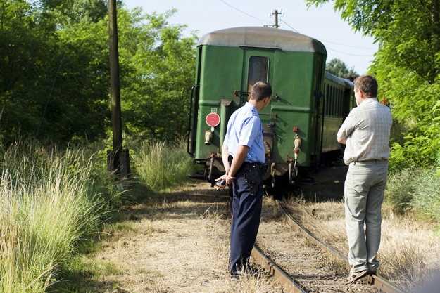 Rendőrök állnak egy vonat mögött a Szabolcs-Szatmár-Bereg megyei Buj és Herminatanya között, ahol eddig ismeretlen okok miatt kizuhant egy korábban itt elhaladó szerelvényből, a vonat alá esett és meghalt egy kalauz.