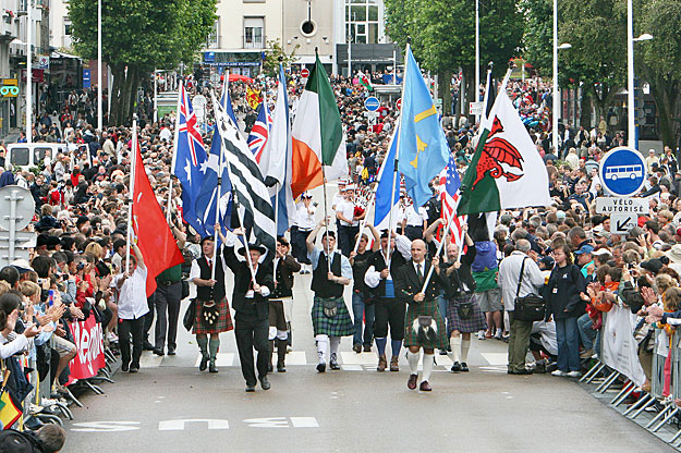 Kelta zászlók alatt vonulnak a fesztiválozók