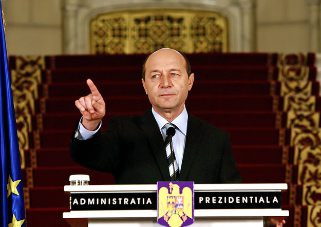 Traian Basescu. A Jóisten tudja