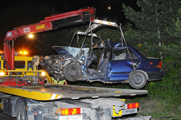 Elszállítják azt az összeroncsolódott gépkocsit, amely elõzõleg június 15-én késõ este a 70-es fõút fõvárosból kivezetõ szakaszán, frontálisan ütközöttt egy busszal. A személyautó Budapest irányába haladva, eddig ismeretlen okból áttért a menetirány 