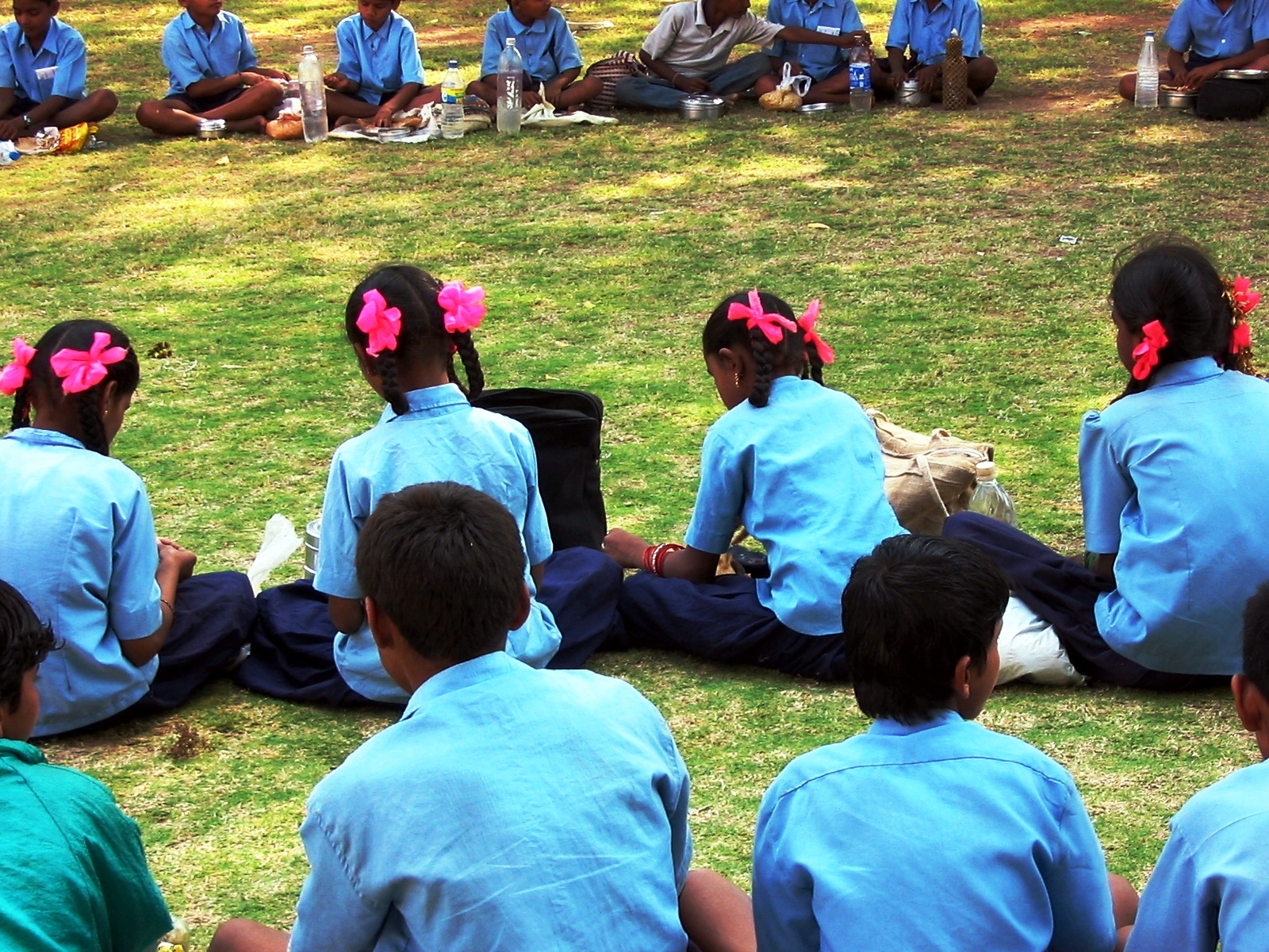 Indiai iskolások egyenruhában