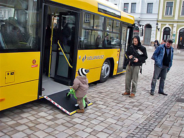 Az alacsonypadlós buszokra kerekes székkel is fel lehet jutni