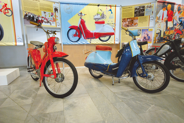 Berva moped és Panni robogó a budapesti Közlekedési Múzeum kiállításán