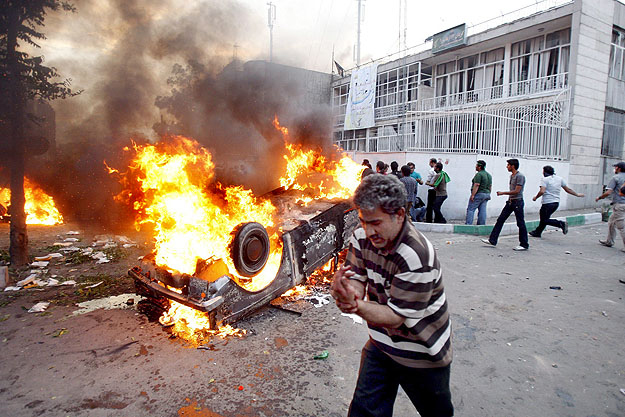 Tüntetők személygépkocsit égetnek Teheránban