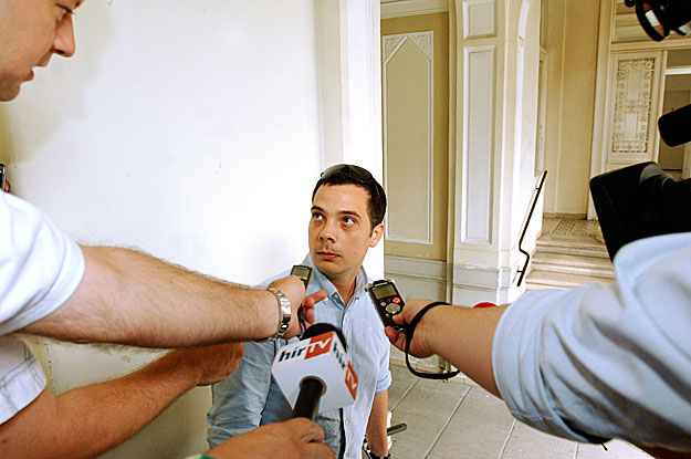 Léderer András újságíróknak nyilatkozik miután az ügyvivői testületi ülésen lemondott vezetői tagságáról