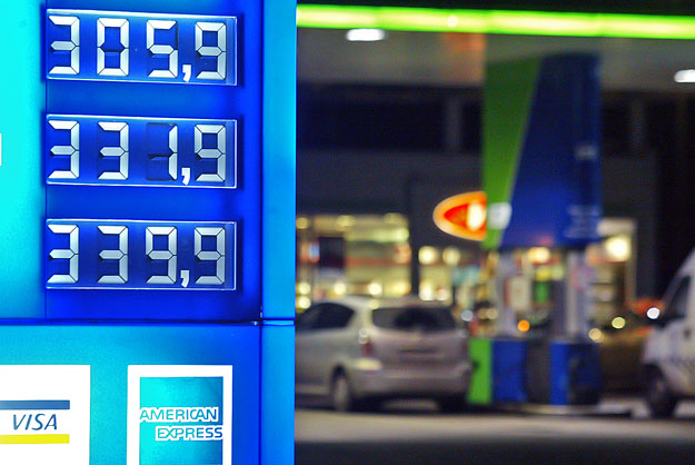 Akár 300 forint felett lehet a benzin ára júliusban