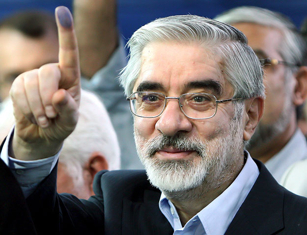 Mir Hoszein Muszavi reformpárti iráni elnökjelölt mutatja tintával megjelölt ujját Teheránban 2009. június 12-én, az iráni elnökválasztás napján: így jelzi, hogy már leadta voksát.