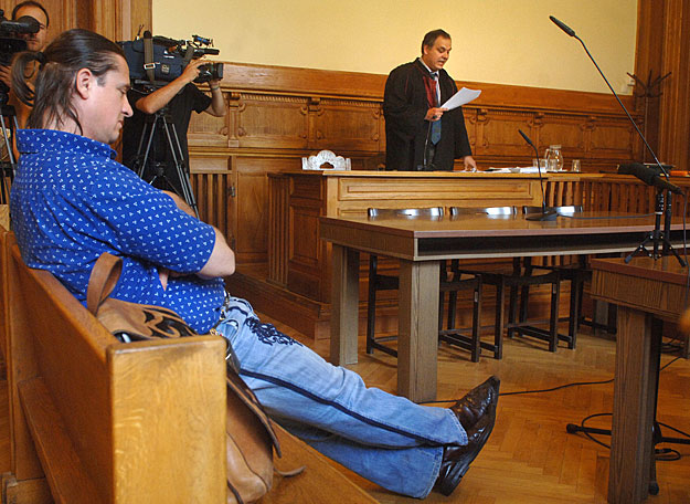Budaházy György hallgatja Szokolai Gábor ügyészt a Fővárosi Bíróság tárgyalótermében