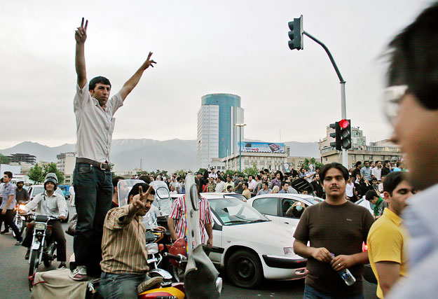 Muszavi hívei gyülekeznek az iráni fővárosban