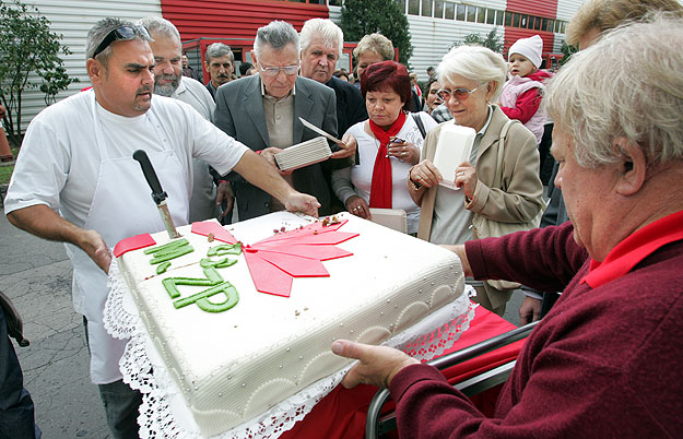 Képünk az MSZP 18., két évvel ezelőtti születésnapján készült - már újraszeletelnék a tortát
