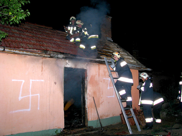 Nyíregyháza, 2009. június 29.
Tűzoltók dolgoznak hajnalban kigyulladt nyári konyhánál Nyíregyházán a Szőlő utcában. Az épület és a mellette álló lakóház - mindkettő lakatlan - falára ismeretlenek horogkereszteket festettek.
MTI Fotó: Taipusz Attila