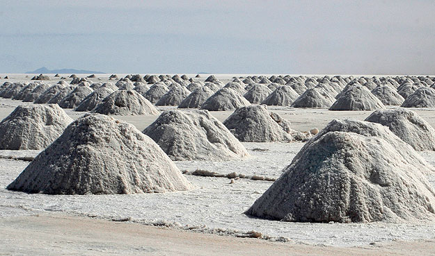 Sógúlák a világ legnagyobb sósivatagában - a sómező több évtizedre elegendő lítiumot biztosít - a bolíviai Salar de Uyuni-ban 2007. júniusában