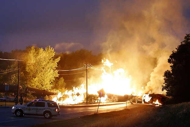 Vasúti kocsik lángolnak Rockfordban. Egy etanolt szállító vonat több vagonja felrobbant