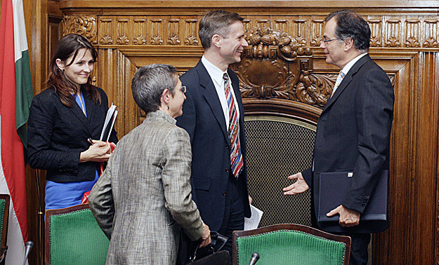 Simor András jegybankelnök (jobbra) az IMF és az EU képviselőivel - küldik a pénzt