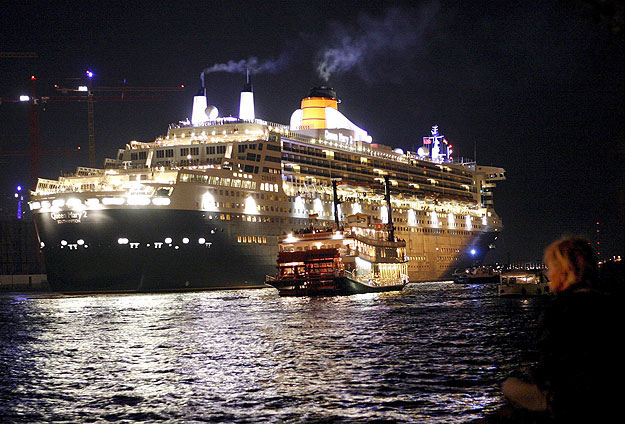 A Queen Mary 2, a luxushajók csúcsa éjjeli fényben