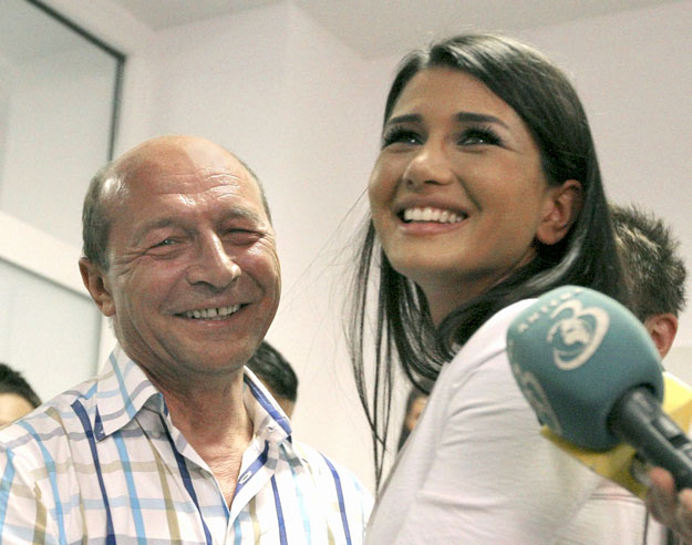 Elena Basescu visszatért a papa által támogatott pártba