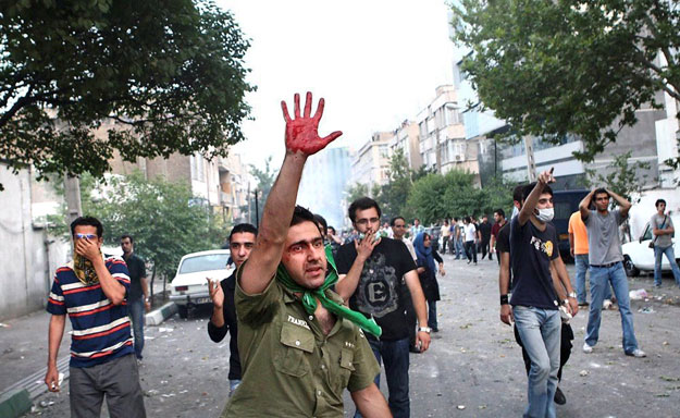 Egy hét után sem csitulnak az indulatok Iránban. A folyamatos tiltakozásokra egyre keményebb eszközökkel reagálnak az iráni rendfenntartók