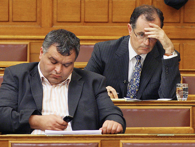 Simor András hallgatja a parlamentben a ciprusi cégügyét firtató képviselői kérdést
