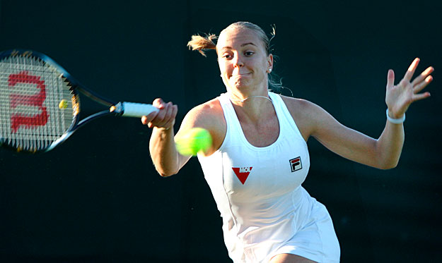 A 30. helyen kiemelt magyar Szávay Ágnes visszaüti a belga Kirsten Flipkens labdáját az angol nemzetközi teniszbajnokság női egyesének első fordulójában