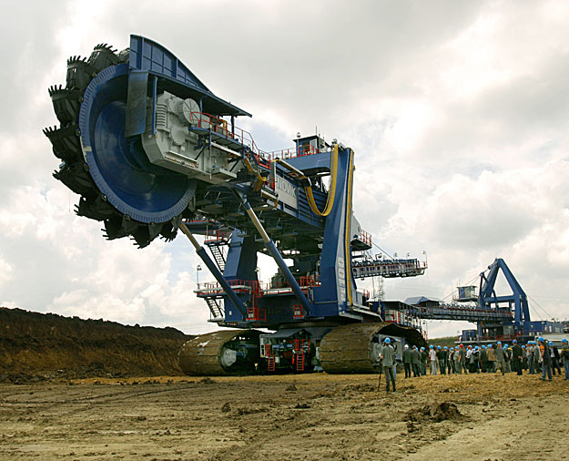 Bükkábrány, 2009. június 24.
A világ legnagyobb, úgynevezett kompakt marótárcsás kotrógépe látható a Mátrai Erőmű Zrt. bükkábrányi bányaüzemében. A 8,1 milliárd forintos beruházás keretében üzembe helyezett monstrum 22 méter, vagyis 7 emelet magassá