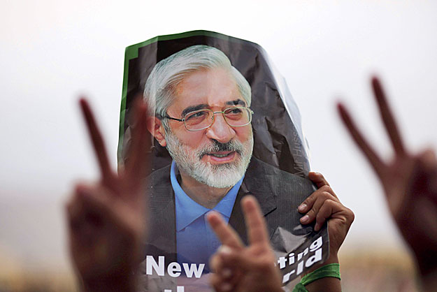 Ellenzéki tüntetők Teheránban Mir Hoszein Muszavi arcképével