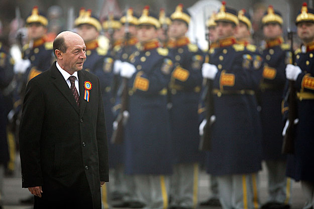 Traian Basescu díszszemlén Bukarestben 