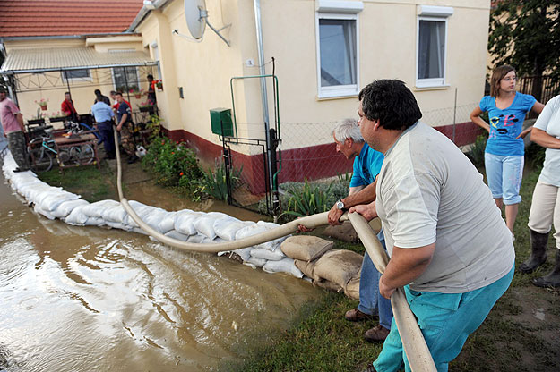 Az elárasztott pincéket és helyiségeket vízi pumpával próbálták vízmentesíteni