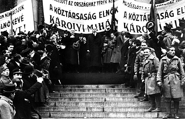 Budapesten  a Parlament előtt Károlyi Mihály gróf 1918. november 16-án kikiáltja a Magyar Köztársaságot