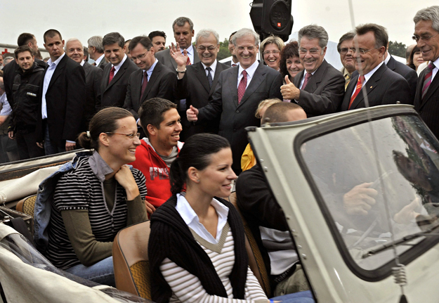 Heinz Fischer osztrák szövetségi elnök és Sólyom László köztársasági elnök integet egy személygépjárművekből álló konvojban haladó résztvevőknek a Páneurópai Piknik emlékparkban