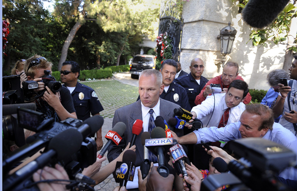 Gregg Strenk, a Los Angeles-i rendőrség nyomozója nyilatkozik Jackson háza előtt. Sztárok halála esetén általában alapos kivizsgálást folytatnak a hivatalos szervek