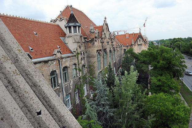 Egyelőre hámlik a vakolat a csodás, magyaros-szecessziós épület homlokzatáról